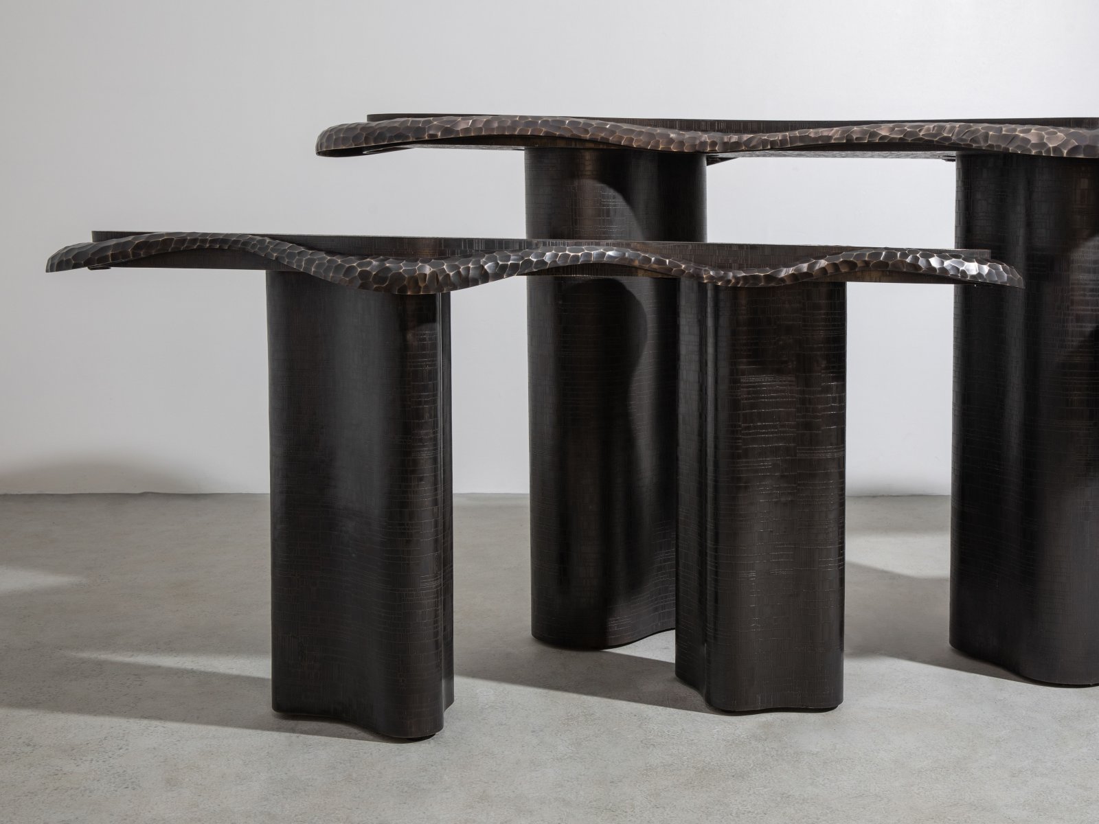 Curve_Trio_Console_02.jpg