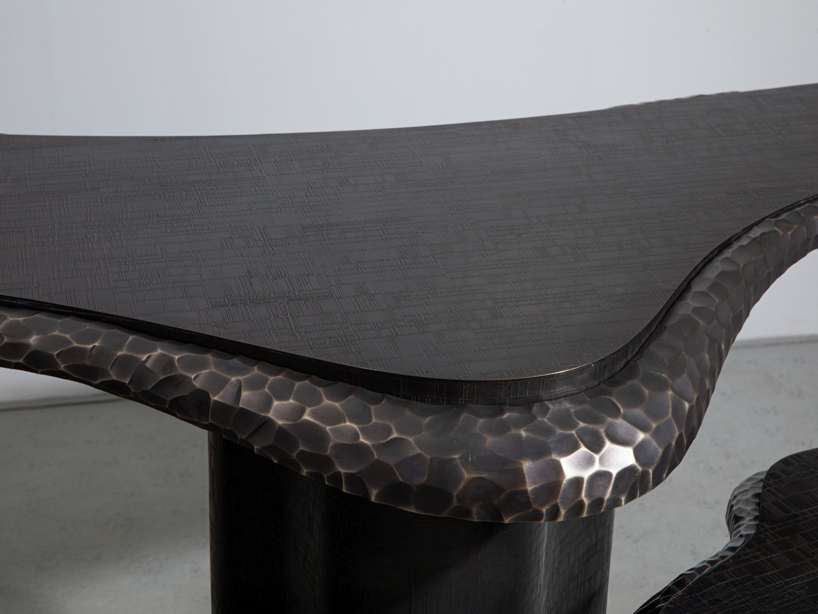 Curve_Trio_Console_03.jpg